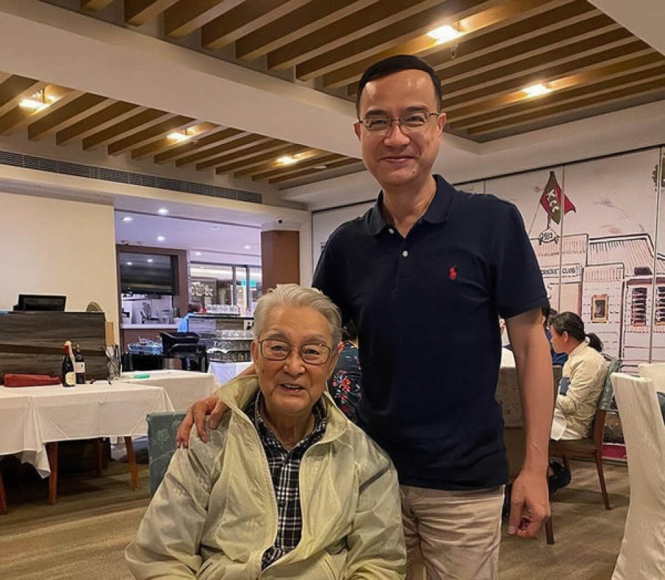 从钟志光分享的照片可以看到,今年已经91岁的周聰,可以说状态极好.