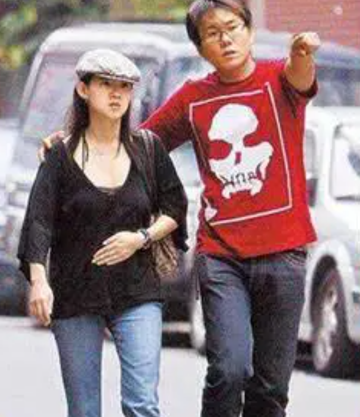 曾宝仪男友林明谦近况曝光,头发泛白尽显老气,两人相恋19年未婚未育