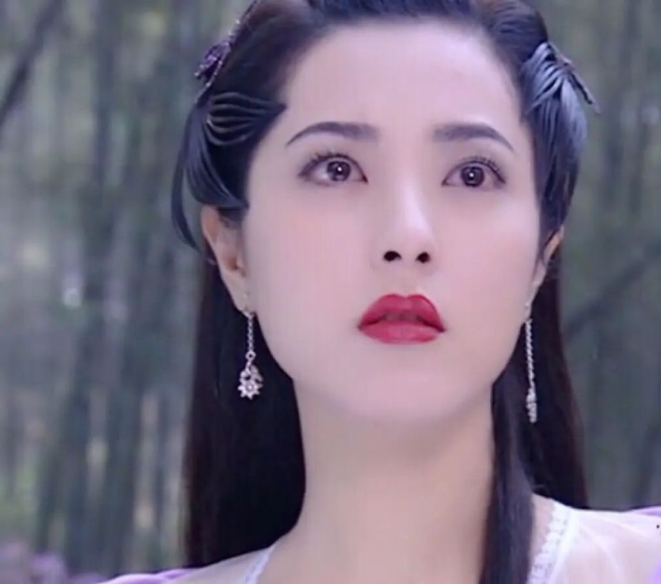 其他的中年女演员恨不得一天打八针,保持年轻态,曾黎却是始终保持着最