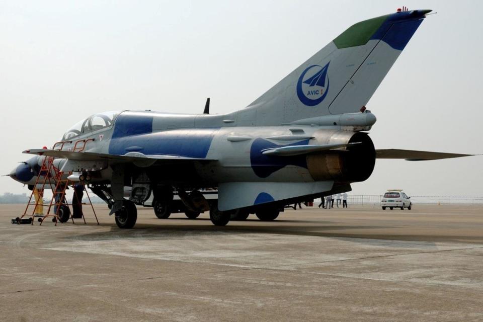 jl-9山鹰教练机是一款衍生自歼-7战斗机的教练机.