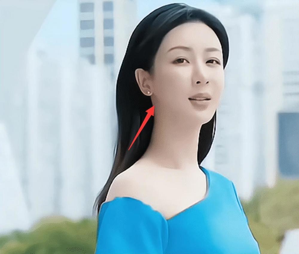 杨紫近照变硅胶脸脸肿得像发面馒头妆容造型也一言难尽