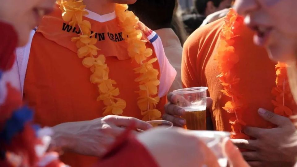 【荷兰】国王节后南荷兰省小镇多人出现身体不适