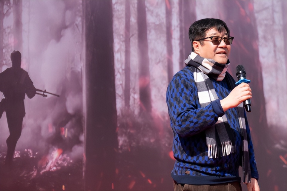 金鸡奖最佳导演,在业界也有一定的知名度和地位,这次和郑晓龙合作