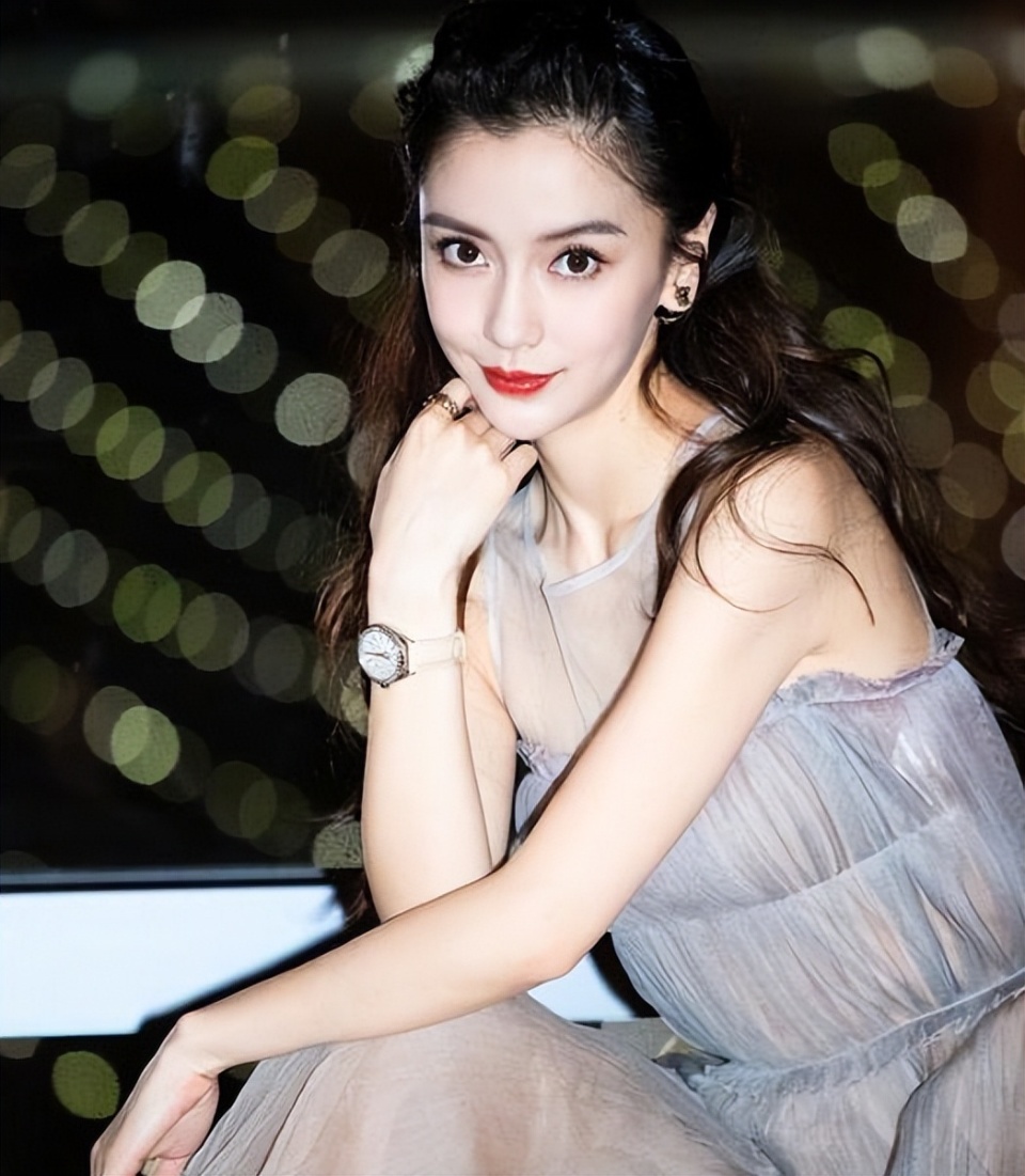 35岁杨颖现状:穿清凉吊带裙像25岁,不受事业影响和儿子玩得开心