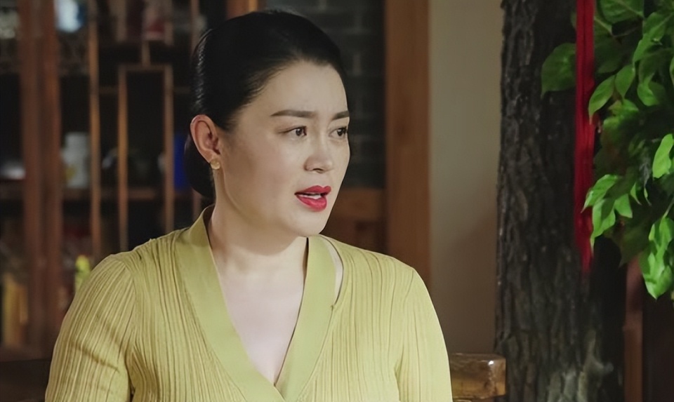 赵本山御用女搭档关婷娜,在雪乡泡温泉,穿泳装下水尽显婀娜身姿