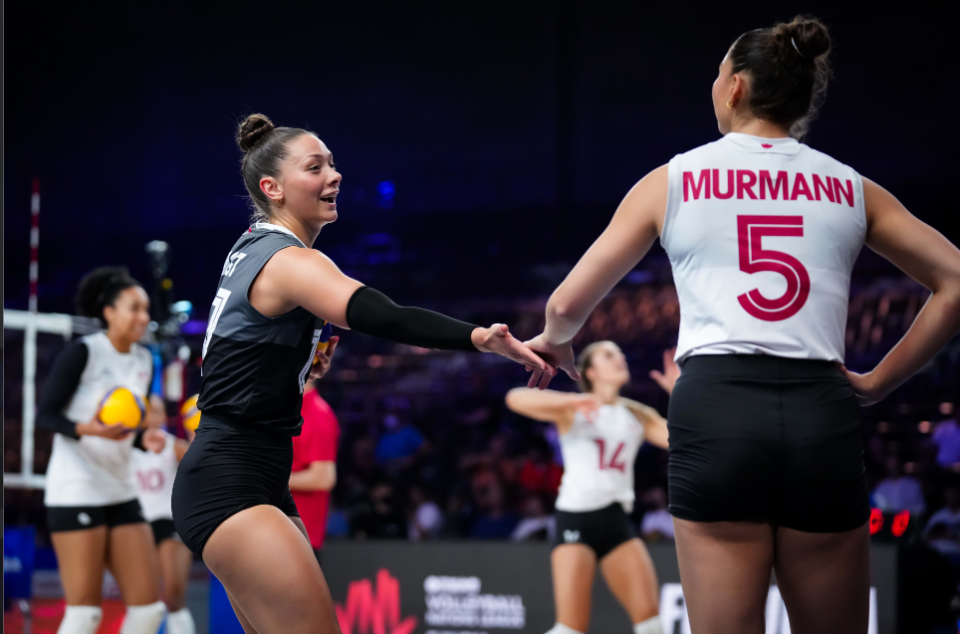 荷兰女排3-0横扫加拿大,奥运资格稳了,队员疯狂庆祝如同夺冠