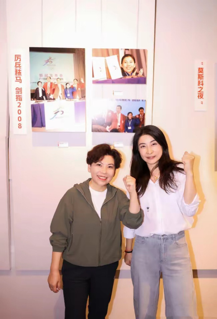 霍家辦體育基金晚宴，郭晶晶挨着李寧站C位，她穿黑色連衣裙很大氣 - 