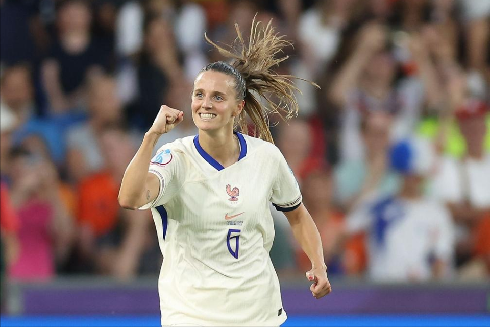 女足欧洲杯！5-2，法国3连胜，携手英格兰晋级，荷兰2连败出局