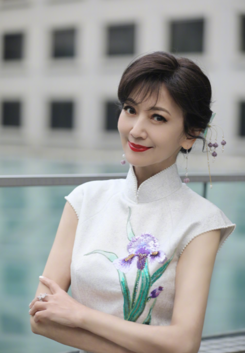 赵雅芝一袭白色旗袍端庄淡雅,浓密的秀发更显其年轻,额前的空气刘海