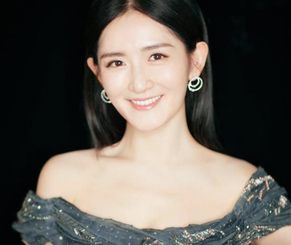 谢娜参加双十一晚会抢词忘梗太尴尬她欠内娱一个道歉