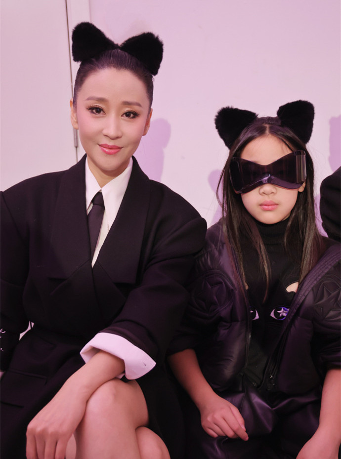 苗圃嫁大19岁富商近况首度携龙凤胎女儿走秀9岁爱女超有范