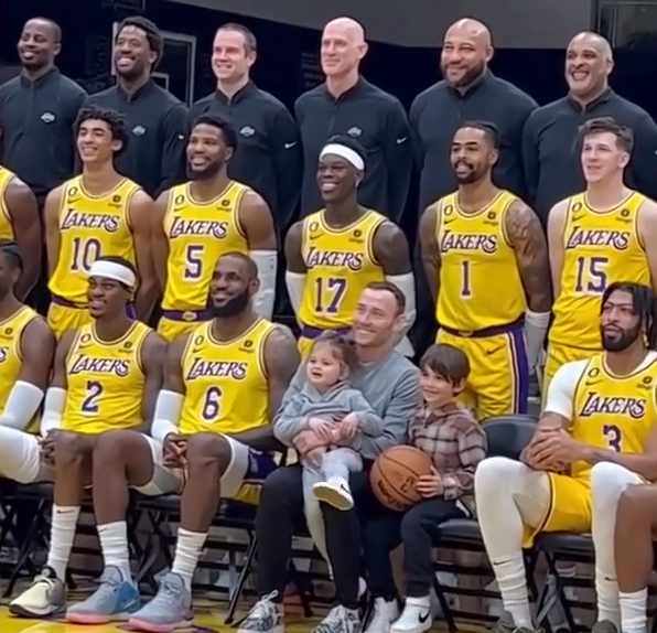 湖人全队大合影出炉詹皇领衔佩总c位抱球施罗德大笑浓眉强颜欢笑