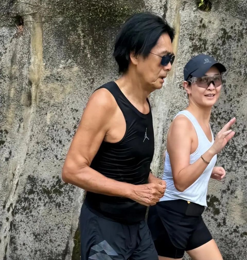 周润发和陈荟莲不算丁克,陈荟莲年轻时也曾经怀过一个女儿,但最后女儿