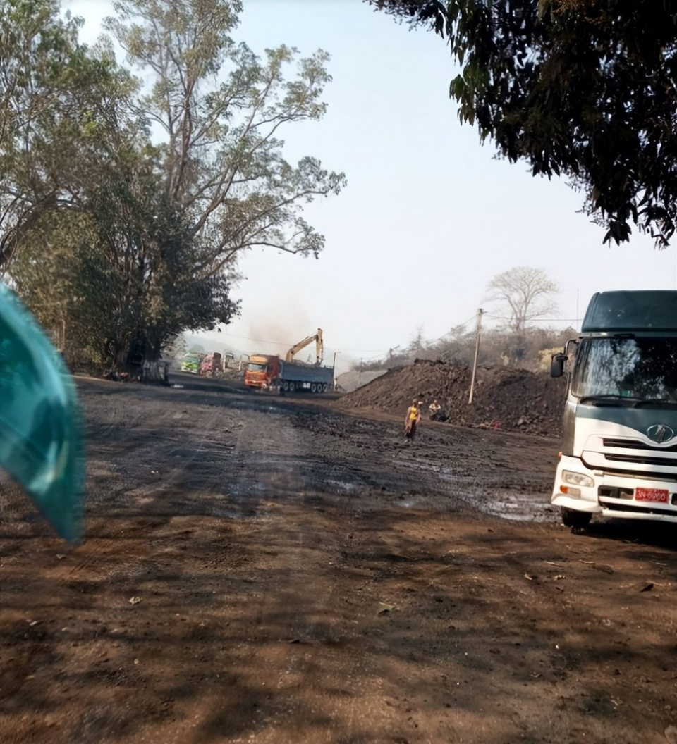 景迪桥断裂后未能进行修复,由此昔卜镇3英里外,一家公司为运输石膏石