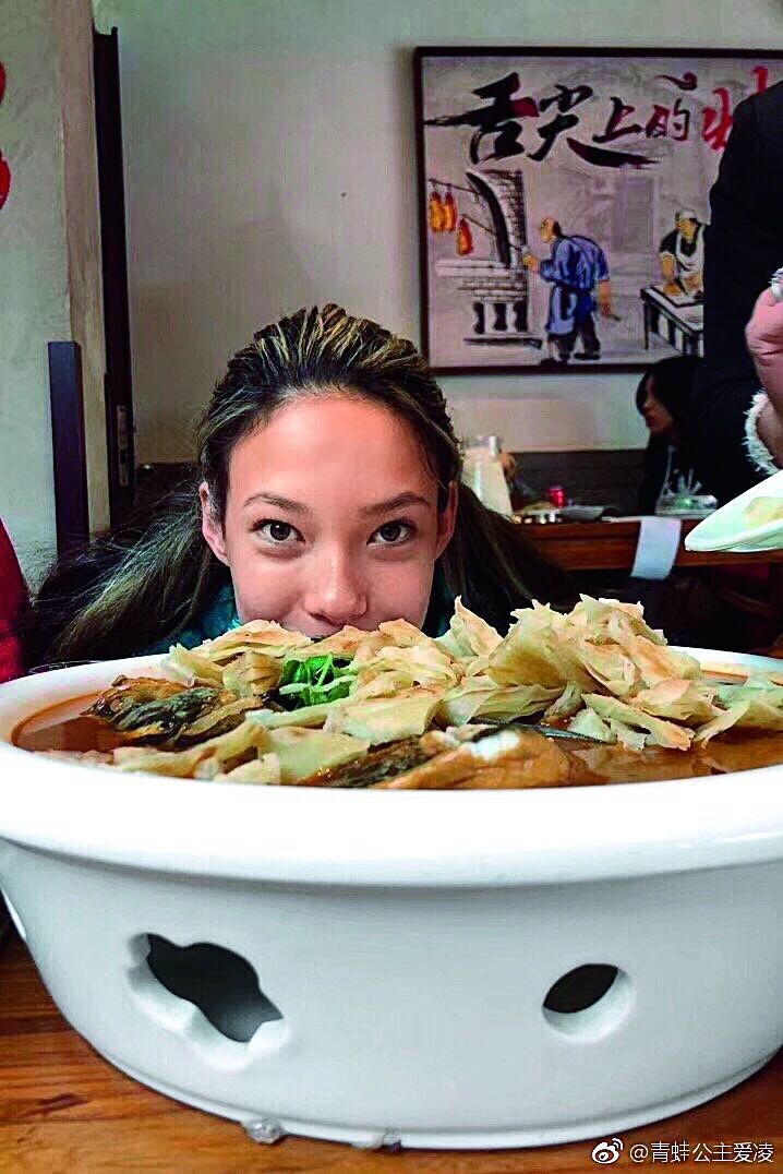 “我是愛凌，一個愛玩愛鬧的中國女孩兒” - 