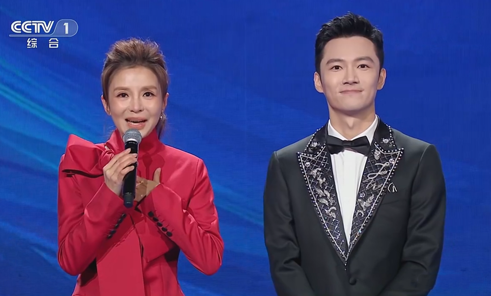 央视跨年晚会主持人一老带一新新主持表现出色丝毫不怯场