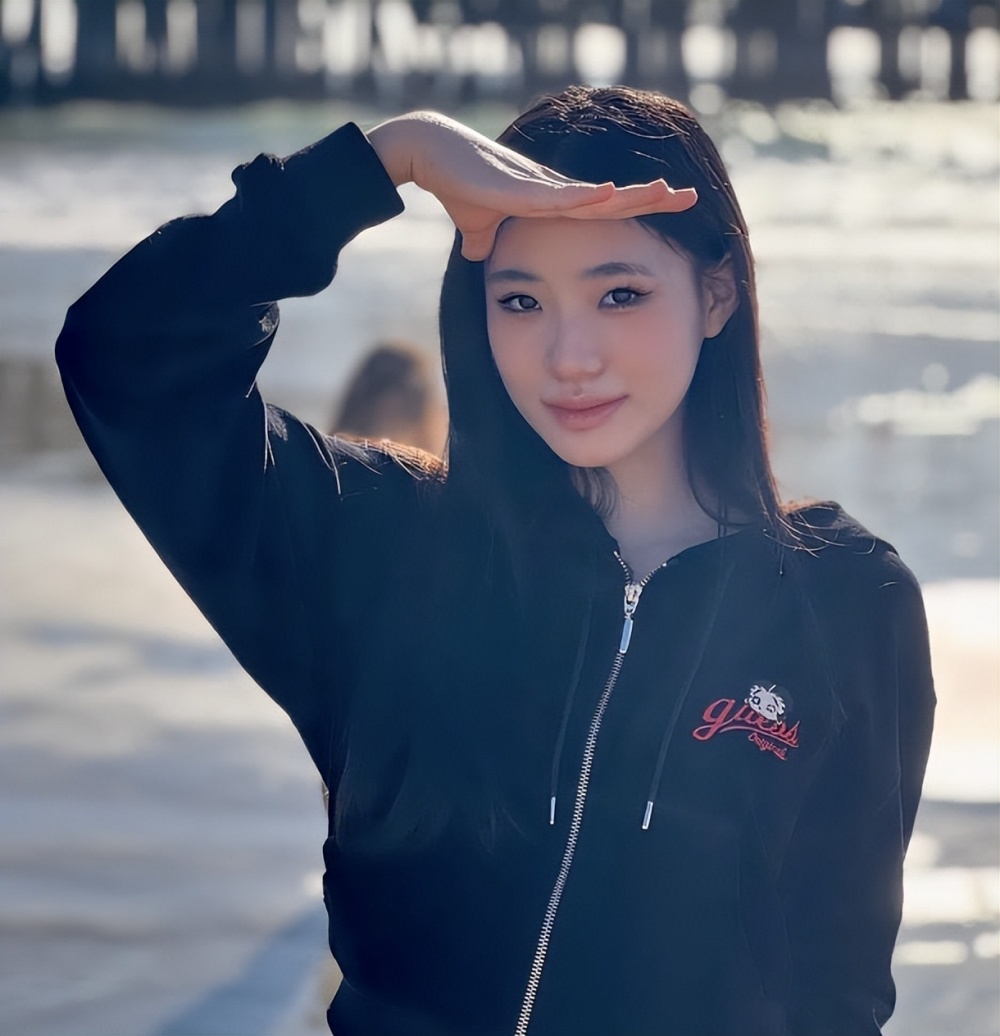 小S参加二女儿毕业聚会，Lily穿露肩裙女神范儿十足，母女同框似姐妹(小s女儿有多大)
