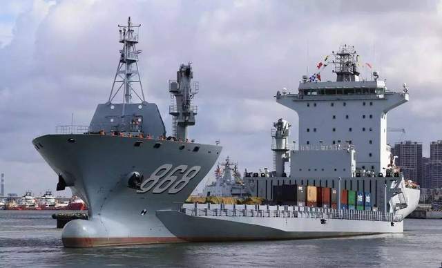 轻松举起主力舰,跨海登岛也得上,这么奇怪的船,解放军只有一艘_腾讯