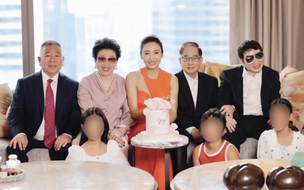 52岁黎姿罕晒全家福庆生,与富豪老公放闪,3个女儿身高直追妈妈_腾讯