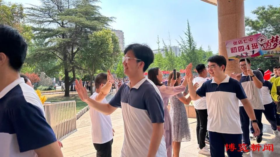 张店七中举行毕业生主题升旗仪式