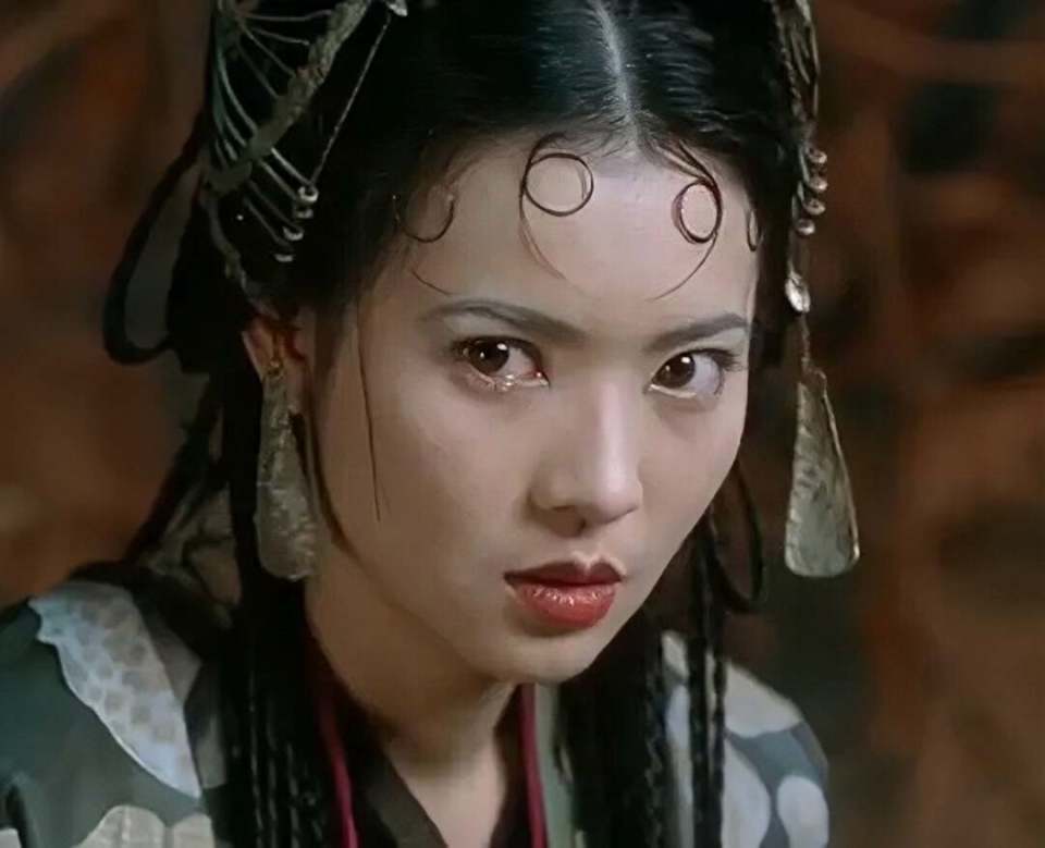 曝知名港星蓝洁瑛被有势力大佬侵犯,现场有人围观,无人出手帮忙