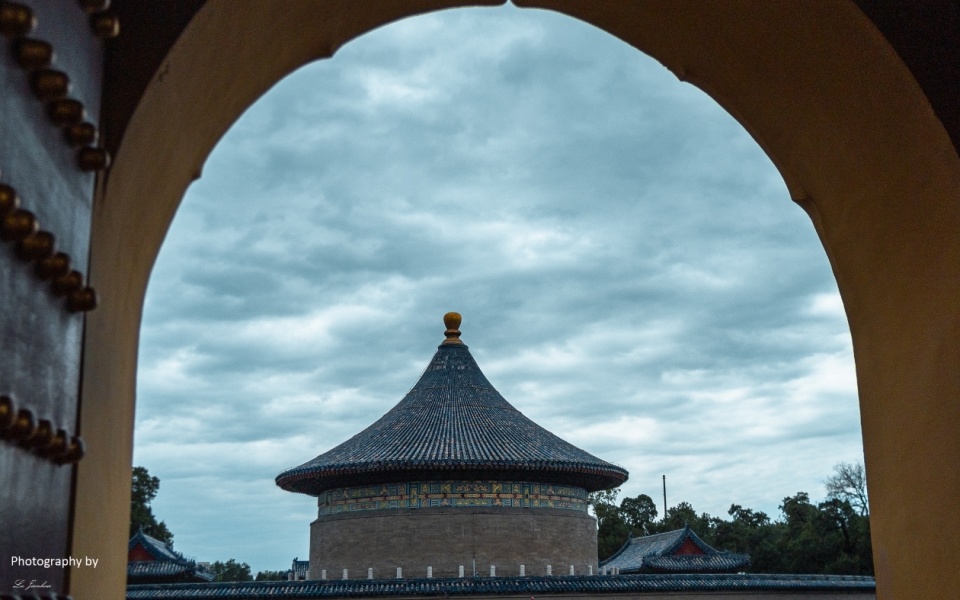 979199 步入天坛,首先映入眼帘的是古朴典雅的建筑群,气势磅礴