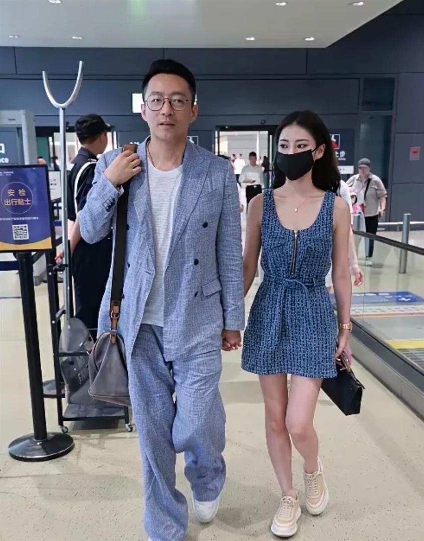 张兰直播卖酸辣粉，汪小菲关评论区，母子俩不提对方却热搜不断_腾讯新闻