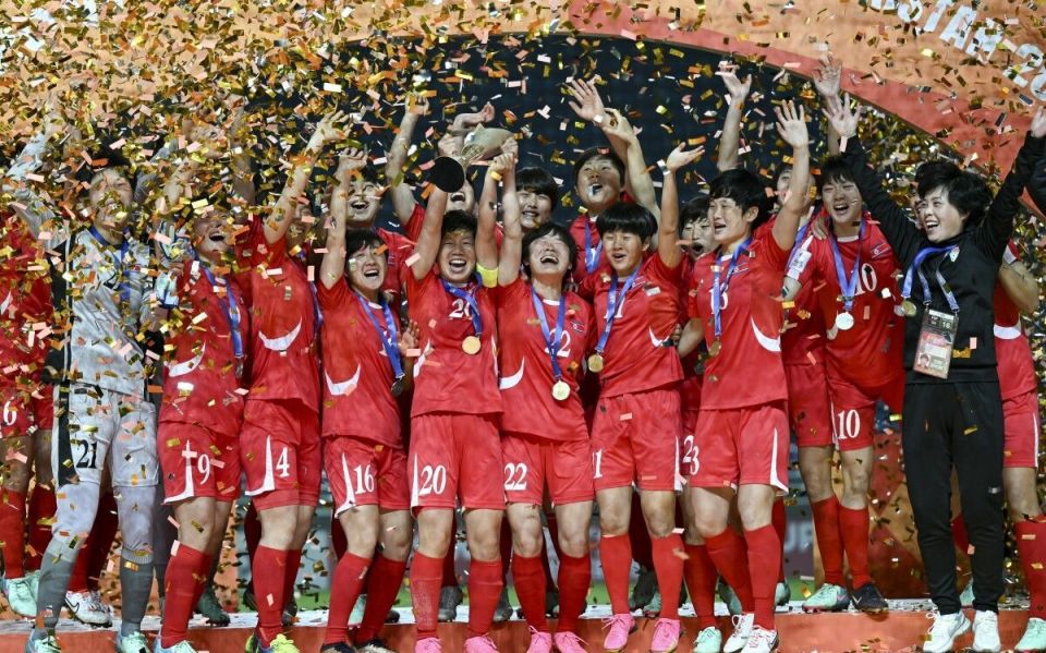女足亚洲杯奖杯图片