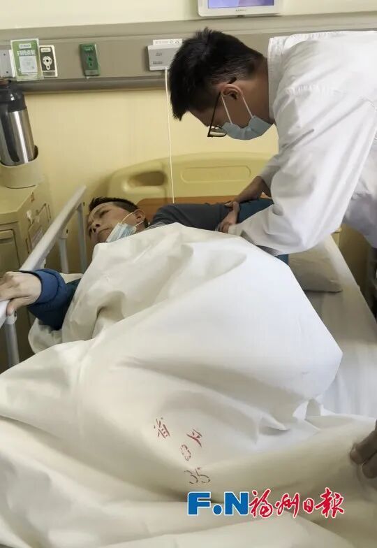 “煎餅叔叔”回福州就醫了！妻子哽咽鞠躬：萬分感謝大家幫助 - 