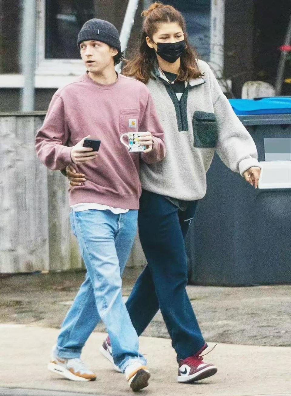 赞达亚和荷兰弟订婚了!圣诞期间求婚,赞姐向蜘蛛侠制片人秀钻戒