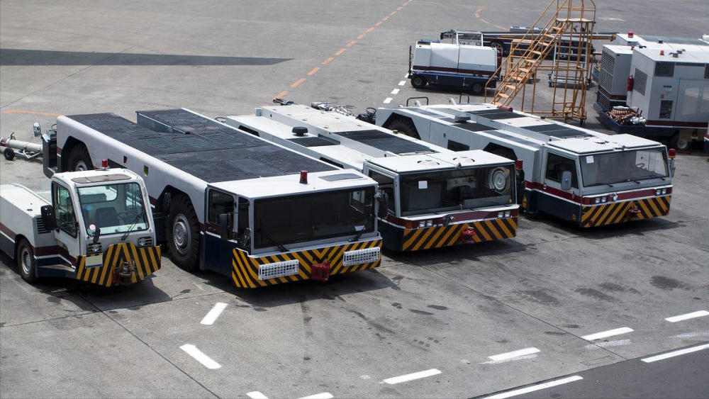 轻松抱起百吨重客机飞机牵引车是如何做到的难怪价值上千万