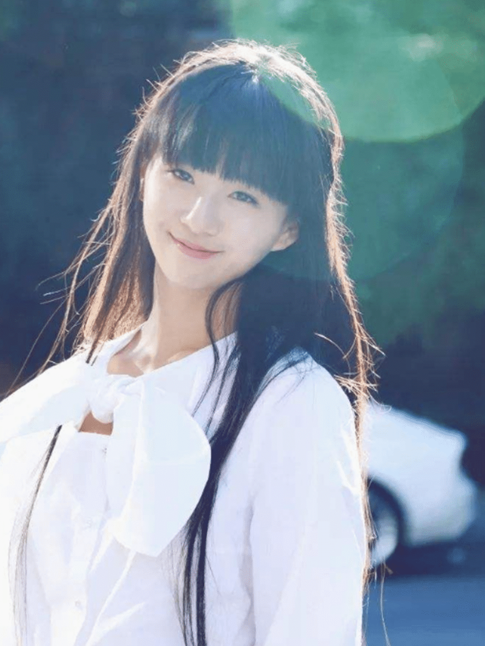 24岁小彩旗晒英国留学生活,穿连体泳衣出海游玩,皮肤黝黑变化大