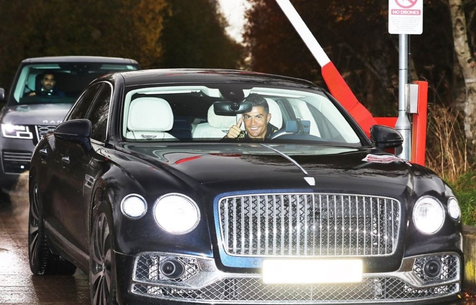 c罗再提新豪车,车库已经放不下,短暂忘却了球场烦恼