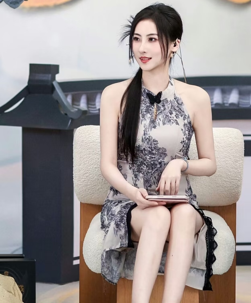 返场,有一说一,鼓子姐这套穿搭,确实挺好看的,虽然比不上巅峰旗袍余霜