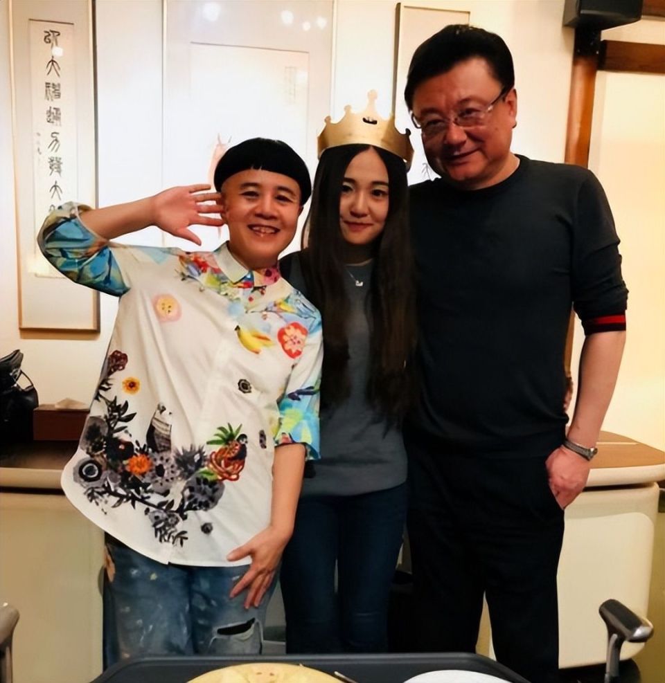 金龟子看到女儿顺利生产很开心,特别感动的贴脸合照,能看出王逸宸升级