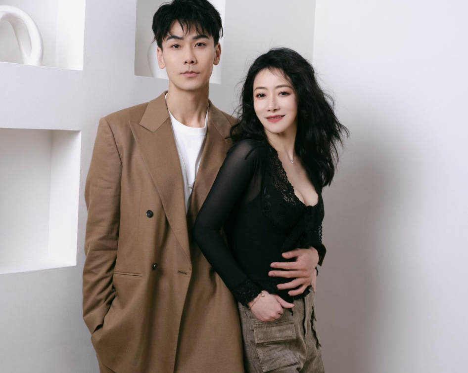 从曝光的视频来看,戴向宇早早起床为老婆准备好早餐,随后来到卧室喊