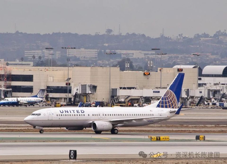 当737遭遇美联航---怪事频频:不到一个月飞丢了两块面板_腾讯新闻
