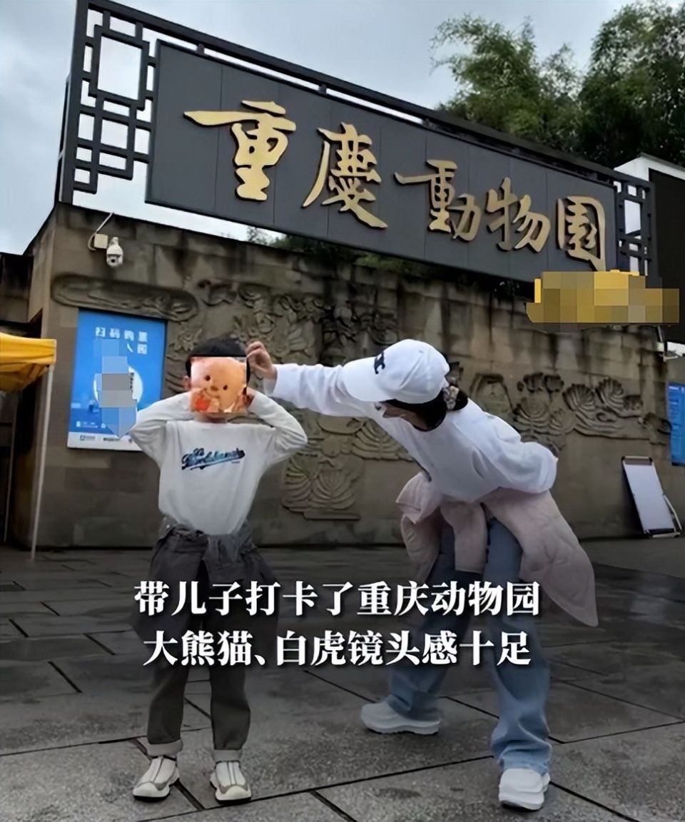 在帐篷里喝饮料和对面的人聊天,像个小大人一样