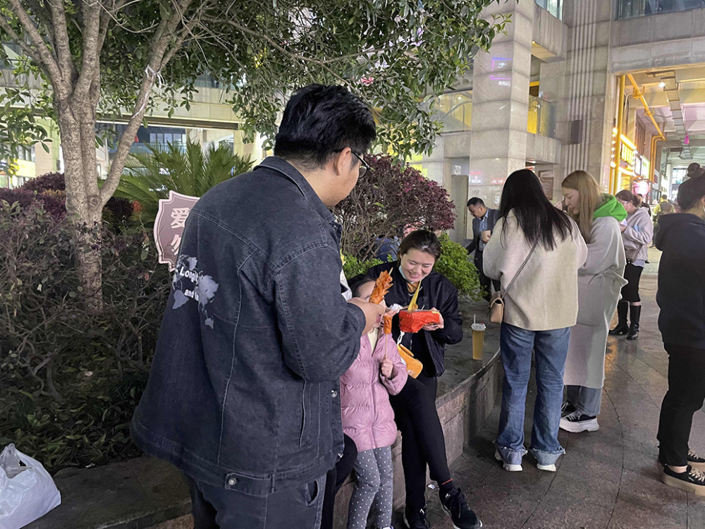 上海最大露天夜市重开，有人欢欣有人愁