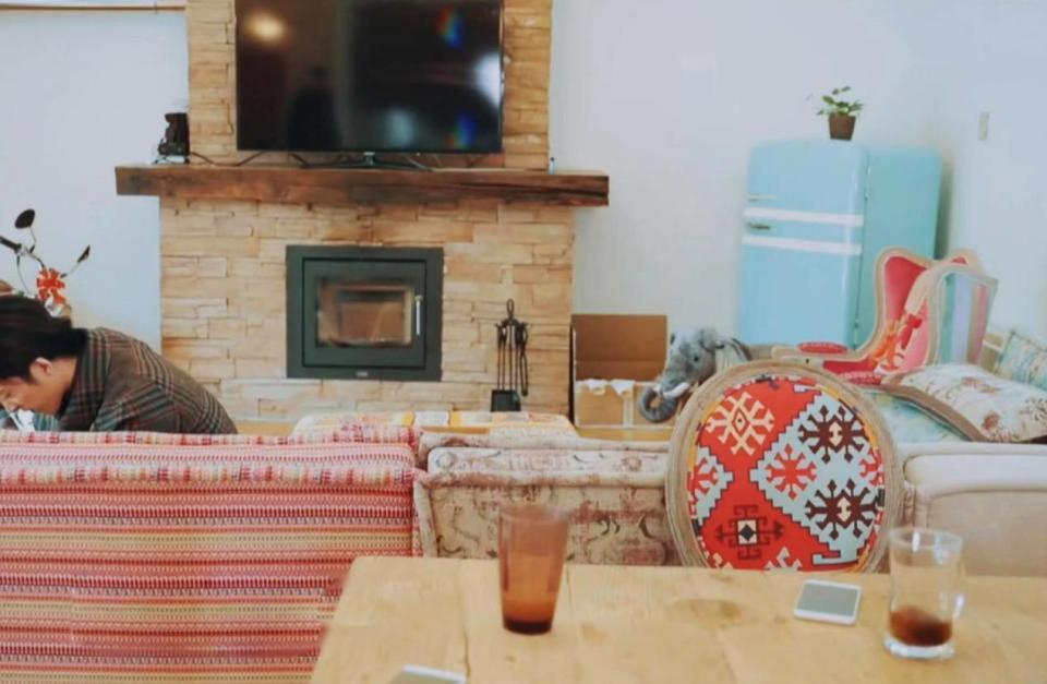 张若昀在北京的"四合院"火了,客厅竟摆红绿灯,颠覆我的想象!