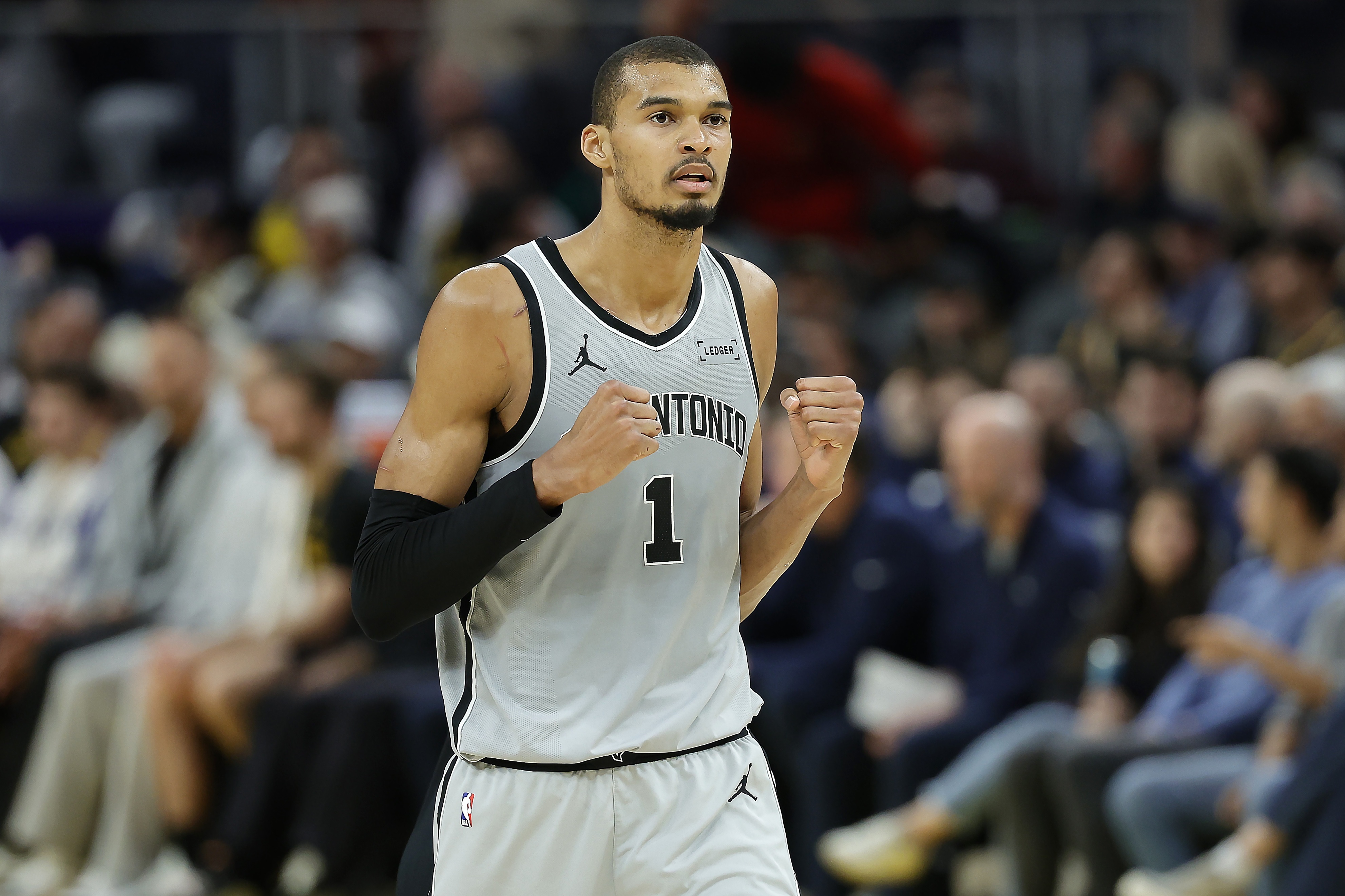 末節12分大逆轉，文班12中3也能贏！馬刺時隔10年豪取10連勝起飛 - 