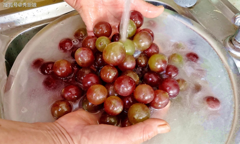 清洗葡萄有人用面,有人用盐?老果农:都不对,这样洗虫卵都跑光
