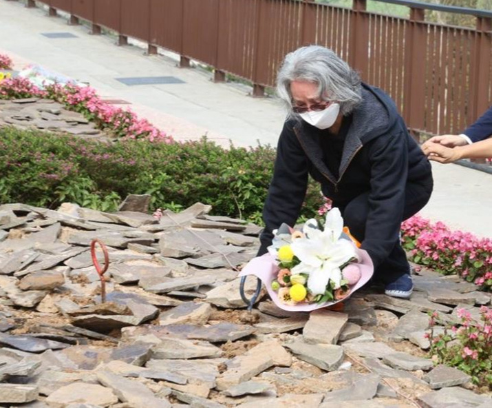 86岁著名演员丁强去世,家人举行树葬,儿子亲撒骨灰,妻子李璇痛哭_腾讯