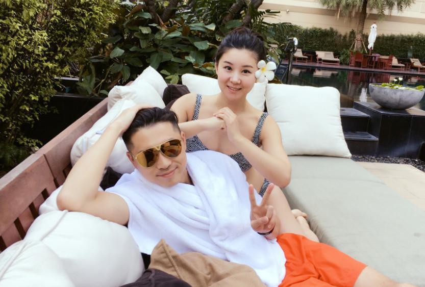 王雷夫妇出海玩冲浪李小萌穿泳装白到发光与老公肤色对比明显