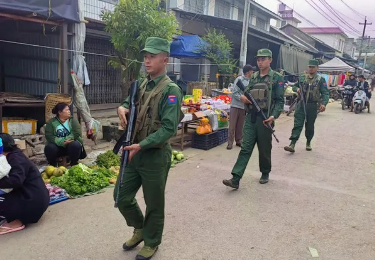 缅甸地方武装纷纷宣布暂停对腊戌市周边的军事行动;果敢老街遭空袭