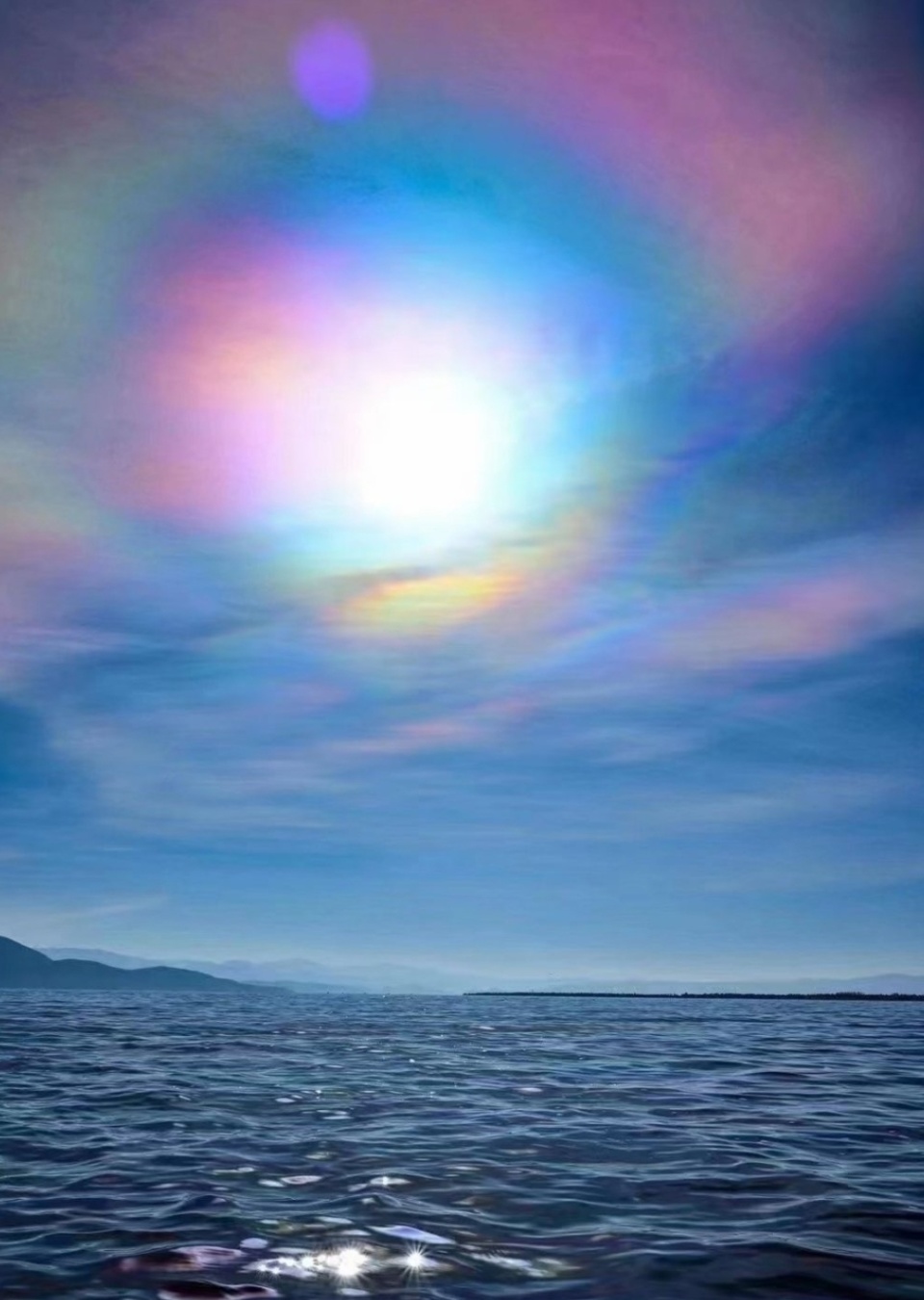 云南大理洱源现绝美七彩祥云 瑰丽云景刷屏网络圈