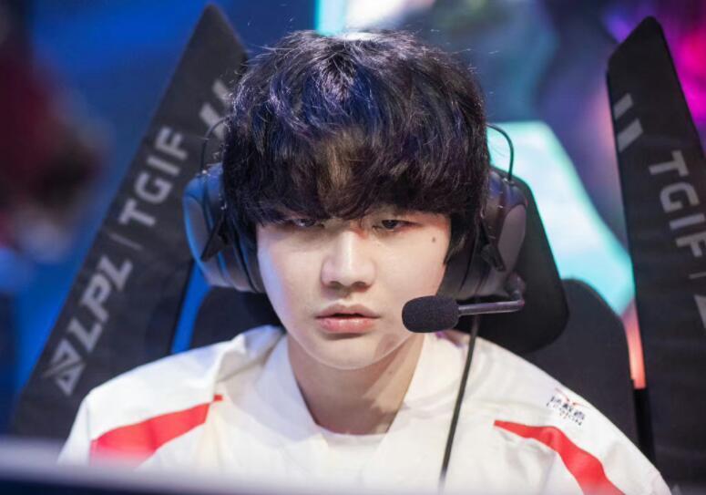 刘青松被怀疑整容满脸油光还很肿胀粉丝解释只是胖了而已