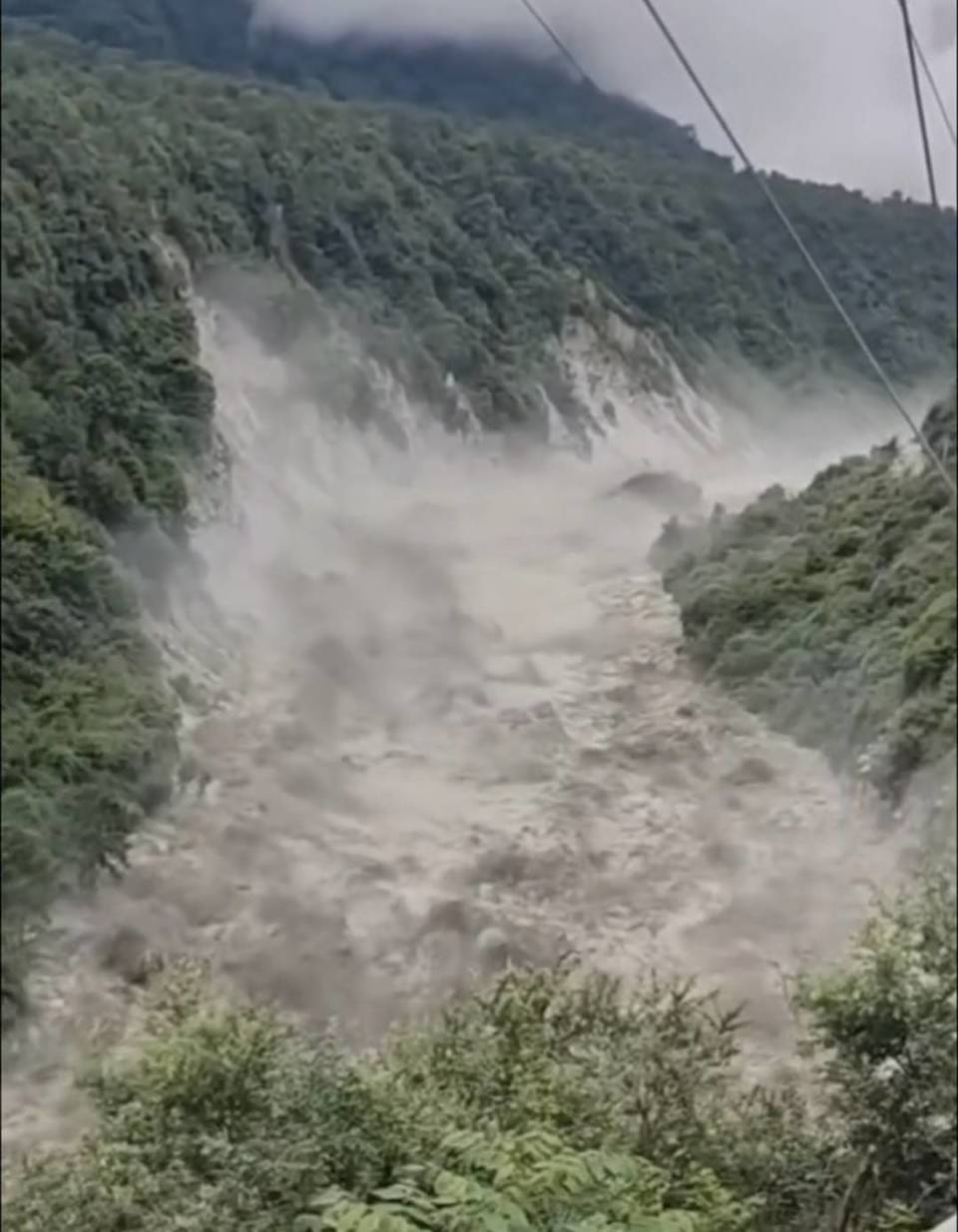 四川甘孜海螺沟附近突发山洪泥石流 未造成人员伤亡,景区正常开放