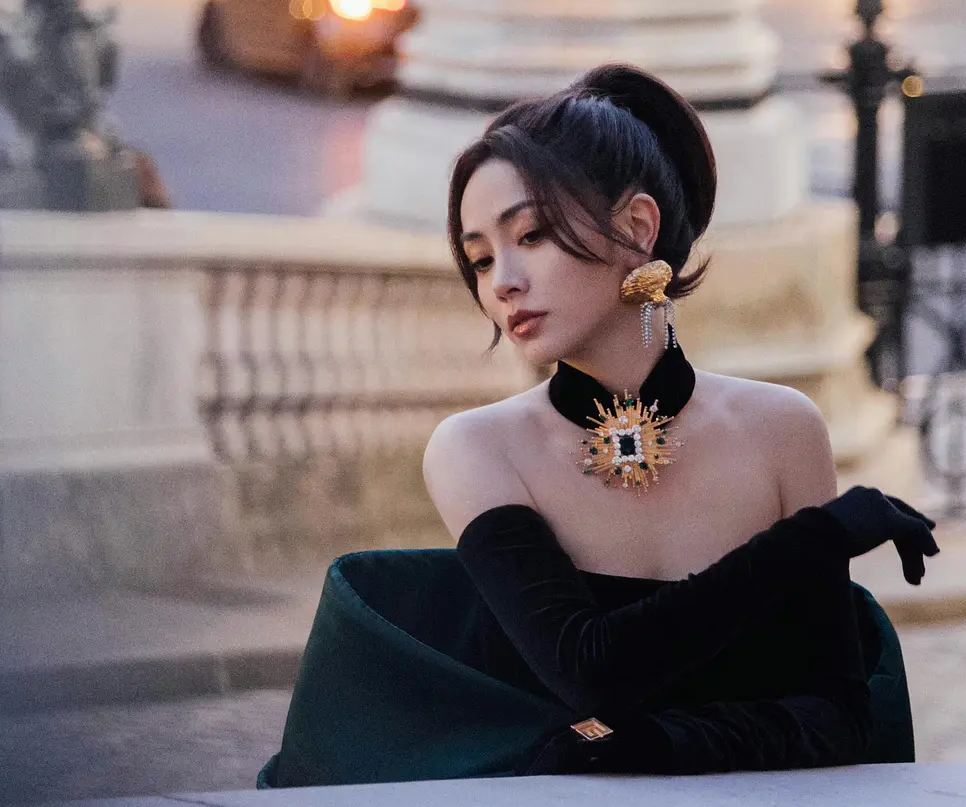 中韩明星时装周同框生图曝光差距明显韩星气质畏缩状态差