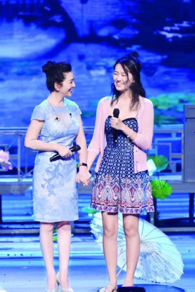 并且江珊也重获幸福,与小3岁的男演员田小洁秘密结婚.